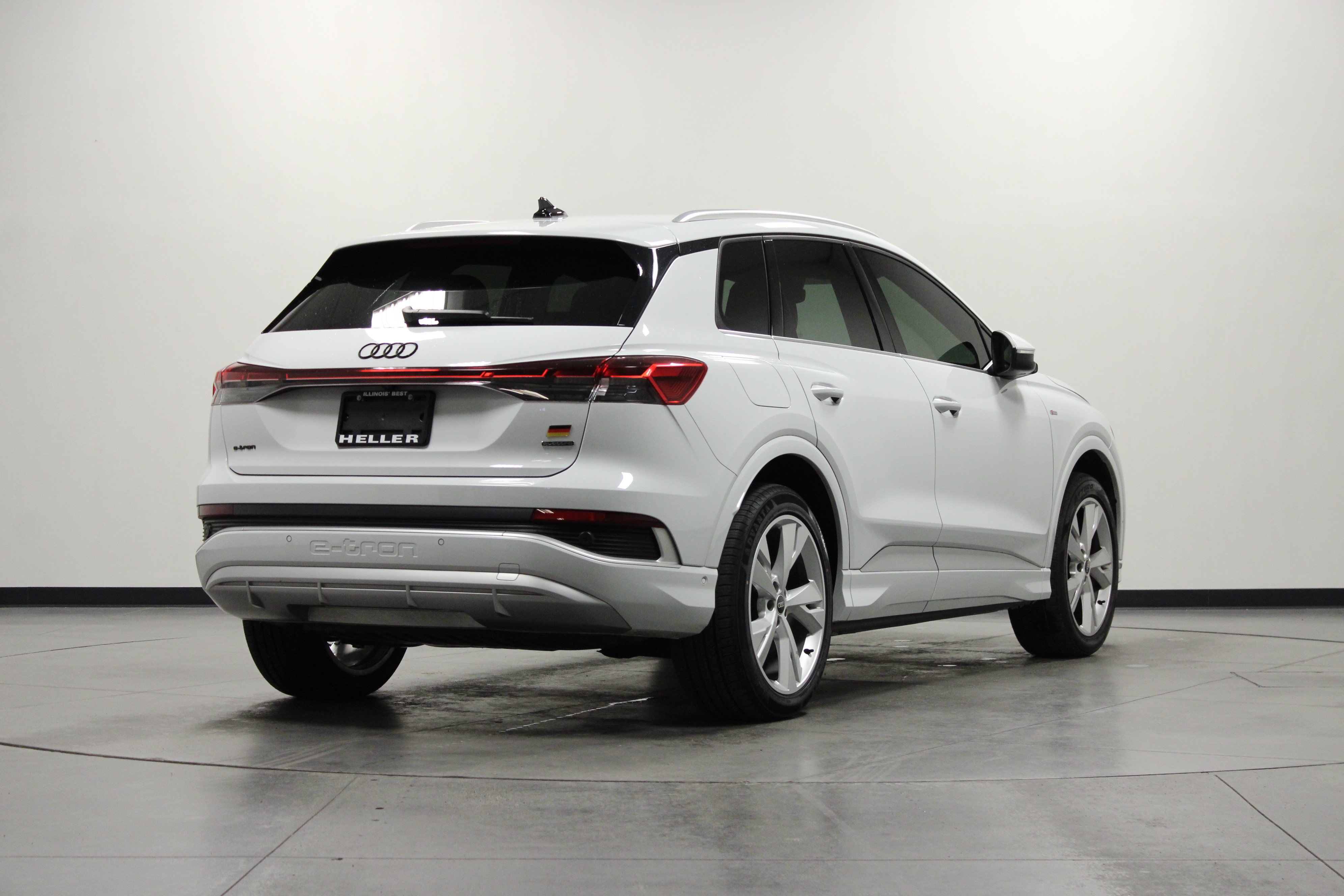 Used 2023 Audi Q4 e-tron Prestige w/ 20" Wheel Package AWD/4WD image 4
