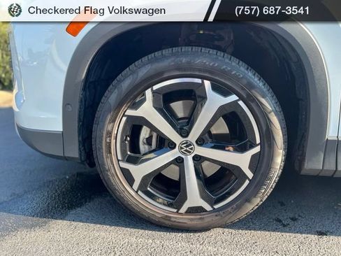 Used 2025 Volkswagen Tiguan SE AWD/4WD image 5