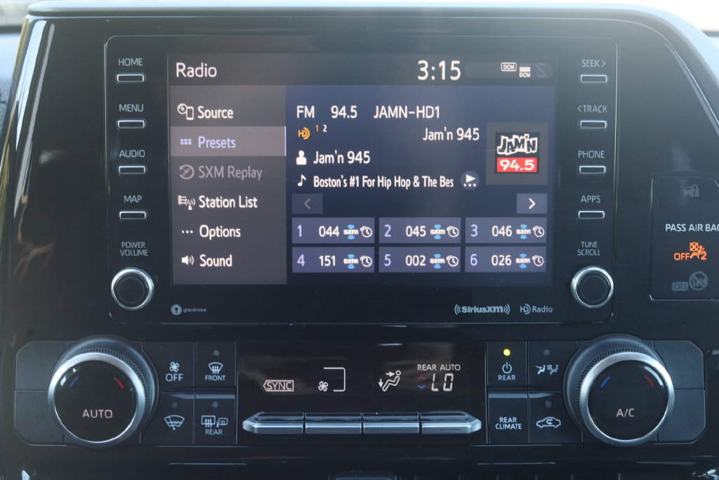 Used 2022 Toyota Highlander LE AWD/4WD image 32