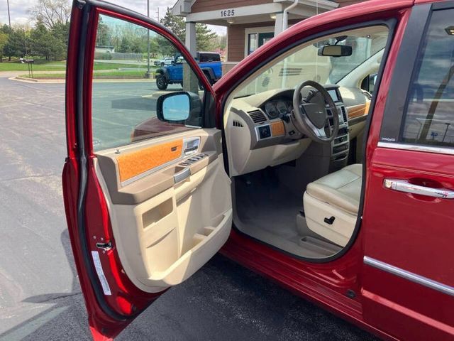 Used 2009 Chrysler Town & Country Limited w/ Entertainment Group #3 FWD image 10