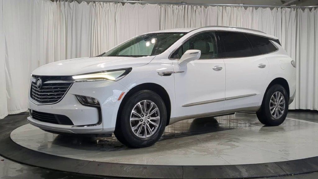 Used 2024 Buick Enclave Essence w/ Sound and Sites Package AWD/4WD image 5