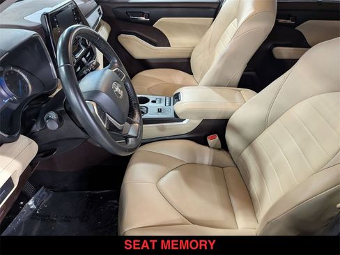Used 2022 Toyota Highlander XLE image 3