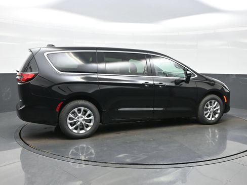 New 2027 Chrysler Pacifica Select AWD/4WD image 8