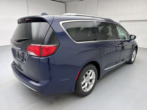 Used 2019 Chrysler Pacifica Touring-L Plus w/ Tire & Wheel Group image 11