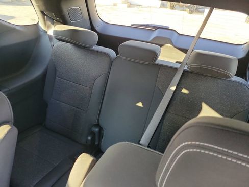 Used 2025 Chevrolet Traverse LT image 11