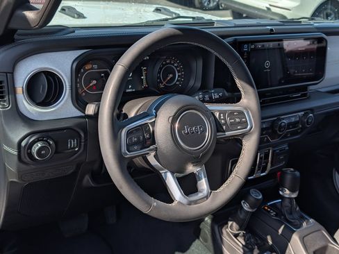 Used 2025 Jeep Wrangler Unlimited Sahara AWD/4WD image 18