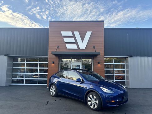 Used 2023 Tesla Model Y Long Range AWD/4WD image 1