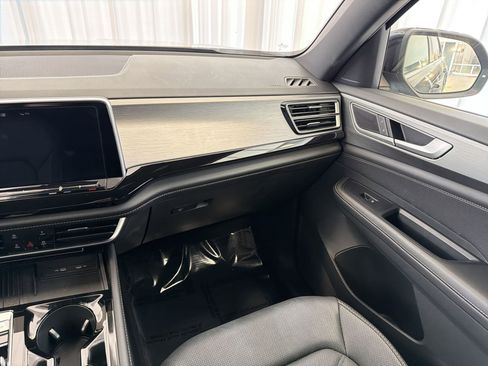 Used 2025 Volkswagen Atlas Cross Sport SE image 27