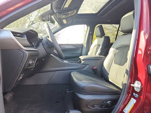 New 2025 Jeep Grand Cherokee Altitude image 9