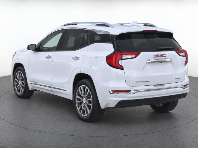 Used 2024 GMC Terrain Denali w/ Denali Premium Package AWD/4WD image 3
