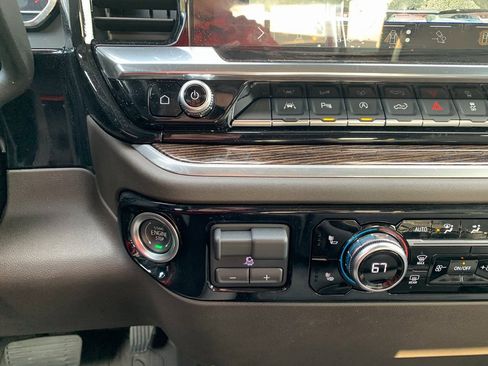 Used 2025 GMC Sierra 1500 SLE w/ Preferred Package image 18