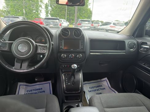 Used 2016 Jeep Patriot Latitude w/ Sun/Sound Group AWD/4WD image 9
