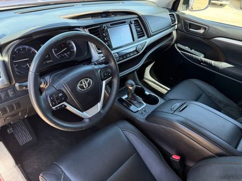 Used 2014 Toyota Highlander XLE image 12