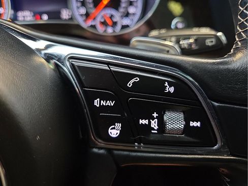 Used 2018 Bentley Bentayga image 17