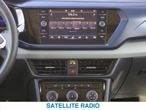 Used 2023 Volkswagen Taos SE w/ Panoramic Sunroof Package image 17