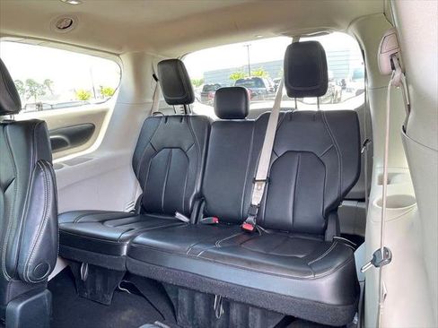 Certified 2023 Chrysler Pacifica Touring-L FWD image 43