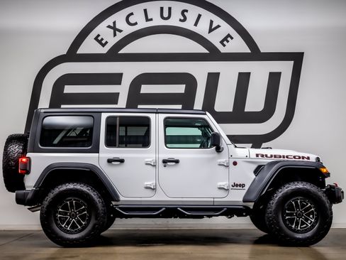 Used 2025 Jeep Wrangler Unlimited Rubicon w/ XTREMEE 35" Tire Package AWD/4WD image 9