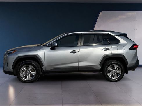 Used 2022 Toyota RAV4 XLE image 2