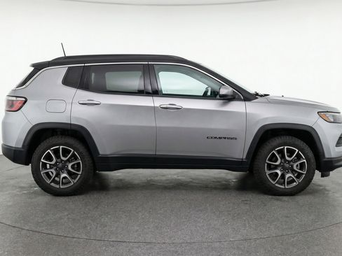 Used 2025 Jeep Compass Trailhawk image 11