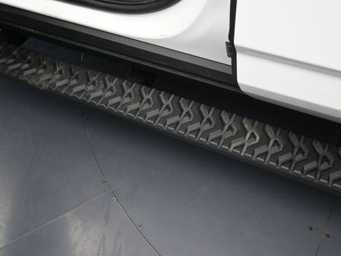 Used 2024 Chevrolet Suburban Z71 image 37