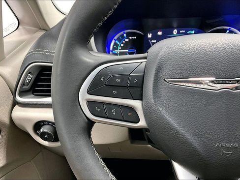 Used 2024 Chrysler Pacifica Limited FWD image 22