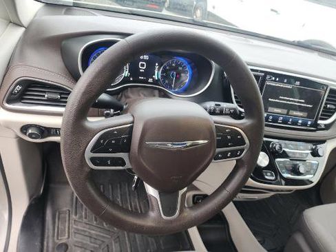 Used 2021 Chrysler Pacifica Touring FWD image 5
