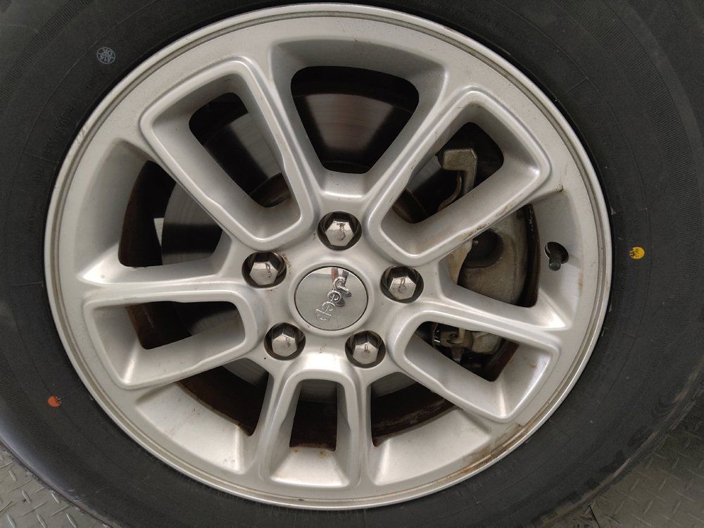 Used 2019 Jeep Grand Cherokee Laredo RWD image 31