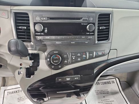 Used 2014 Toyota Sienna LE image 18