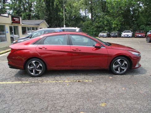 Used 2022 Hyundai Elantra Limited FWD image 11