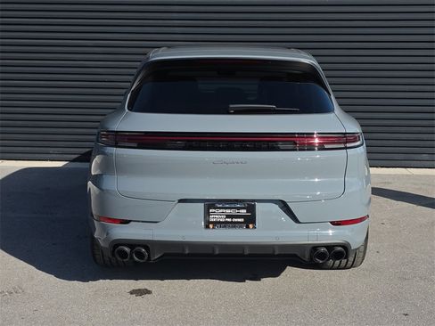 Used 2025 Porsche Cayenne image 6
