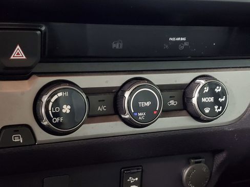 Used 2018 Toyota Tacoma SR image 27