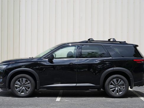 Used 2024 Nissan Pathfinder SV w/ SV Premium Package FWD image 8