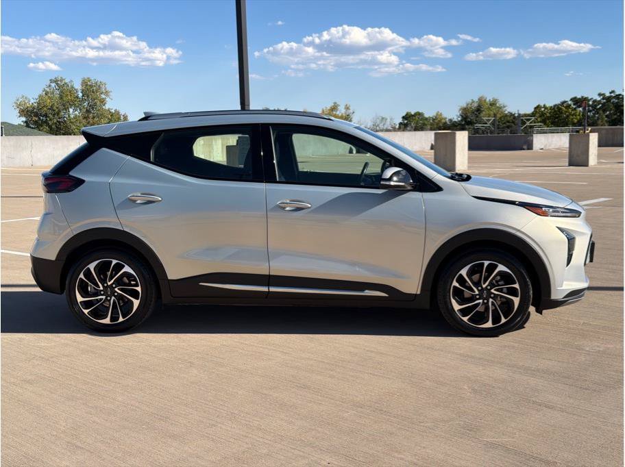 Used 2022 Chevrolet Bolt EUV Premier w/ Sun & Sound Package FWD image 9