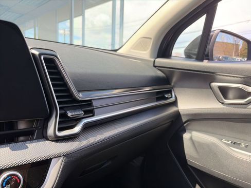 Used 2025 Kia Sportage LX image 17