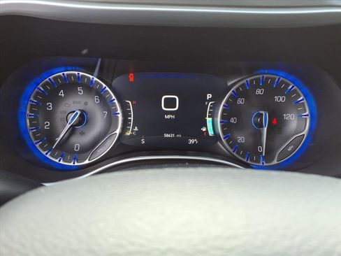 Used 2024 Chrysler Pacifica Touring-L image 16