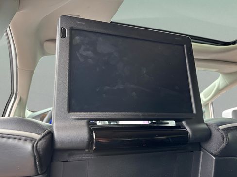 Used 2022 Chrysler Pacifica Limited w/ Uconnect Theater Family Group image 15