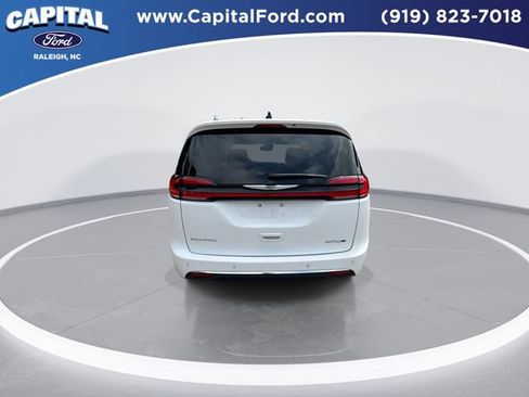 Used 2024 Chrysler Pacifica Touring-L FWD image 7
