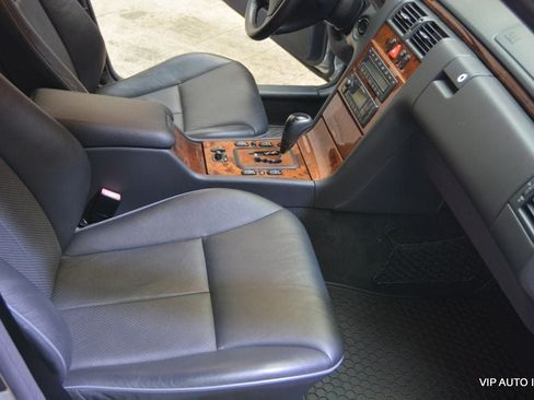Used 2002 Mercedes-Benz E 320 Sedan image 24