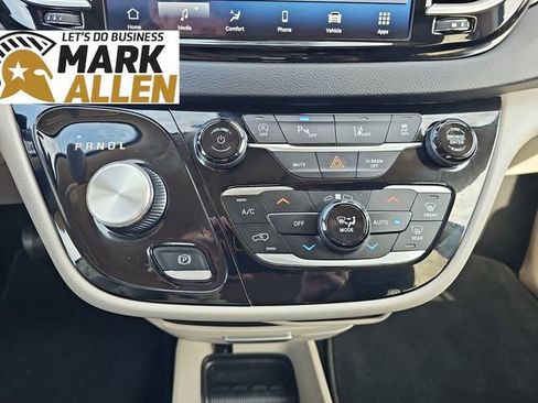 Used 2023 Chrysler Pacifica Touring-L image 17