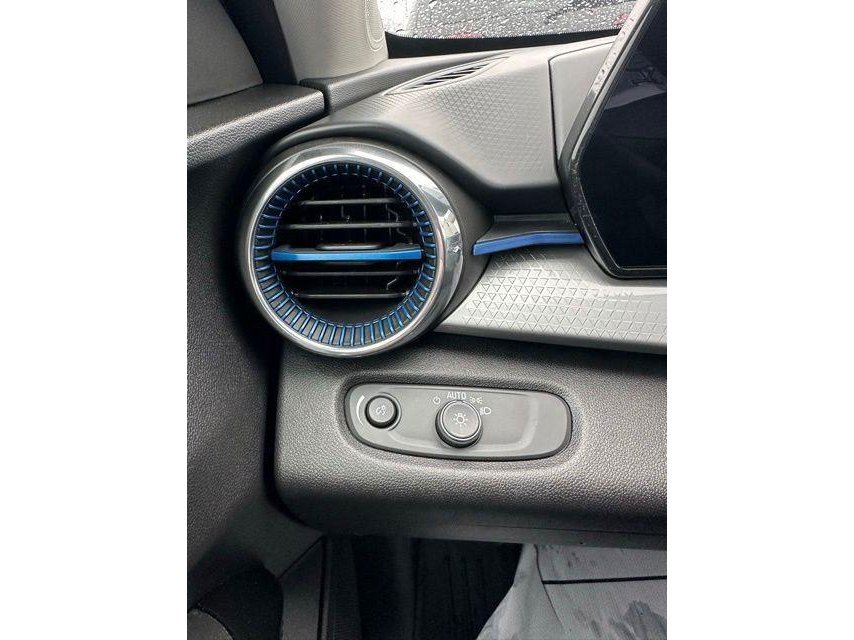 Used 2025 Chevrolet Trax LT FWD image 27