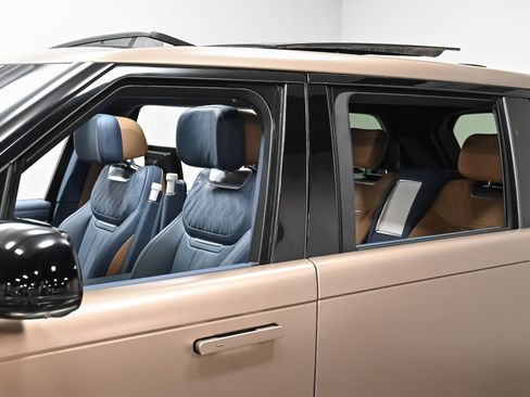 Used 2023 Land Rover Range Rover LWB SV Autobiography image 21