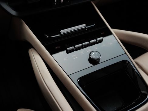 Certified 2025 Porsche Cayenne E-Hybrid Coupe AWD/4WD image 24