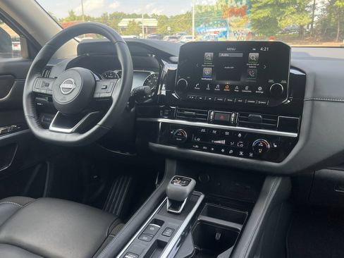 Used 2025 Nissan Pathfinder SL FWD image 2
