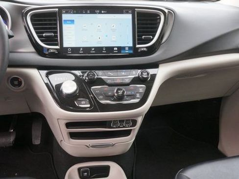 Used 2024 Chrysler Pacifica Touring-L image 33