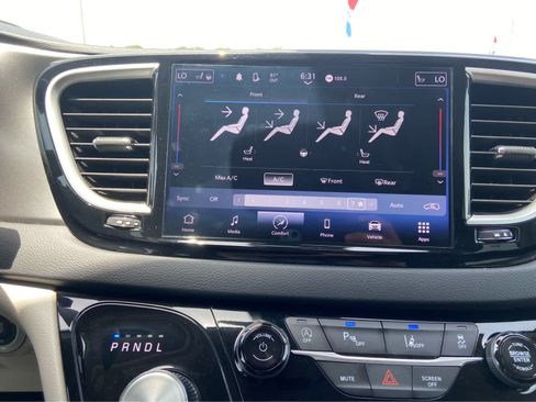 Used 2024 Chrysler Pacifica Touring-L FWD image 29