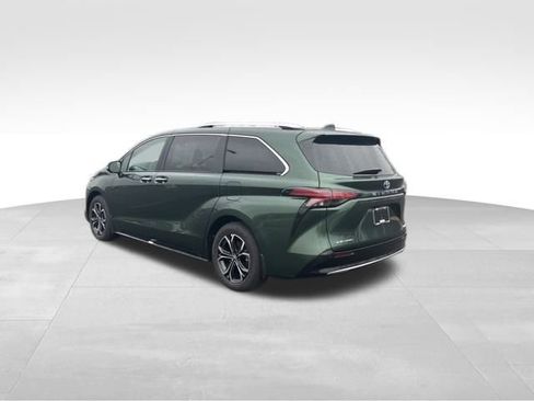 Used 2025 Toyota Sienna Platinum image 3