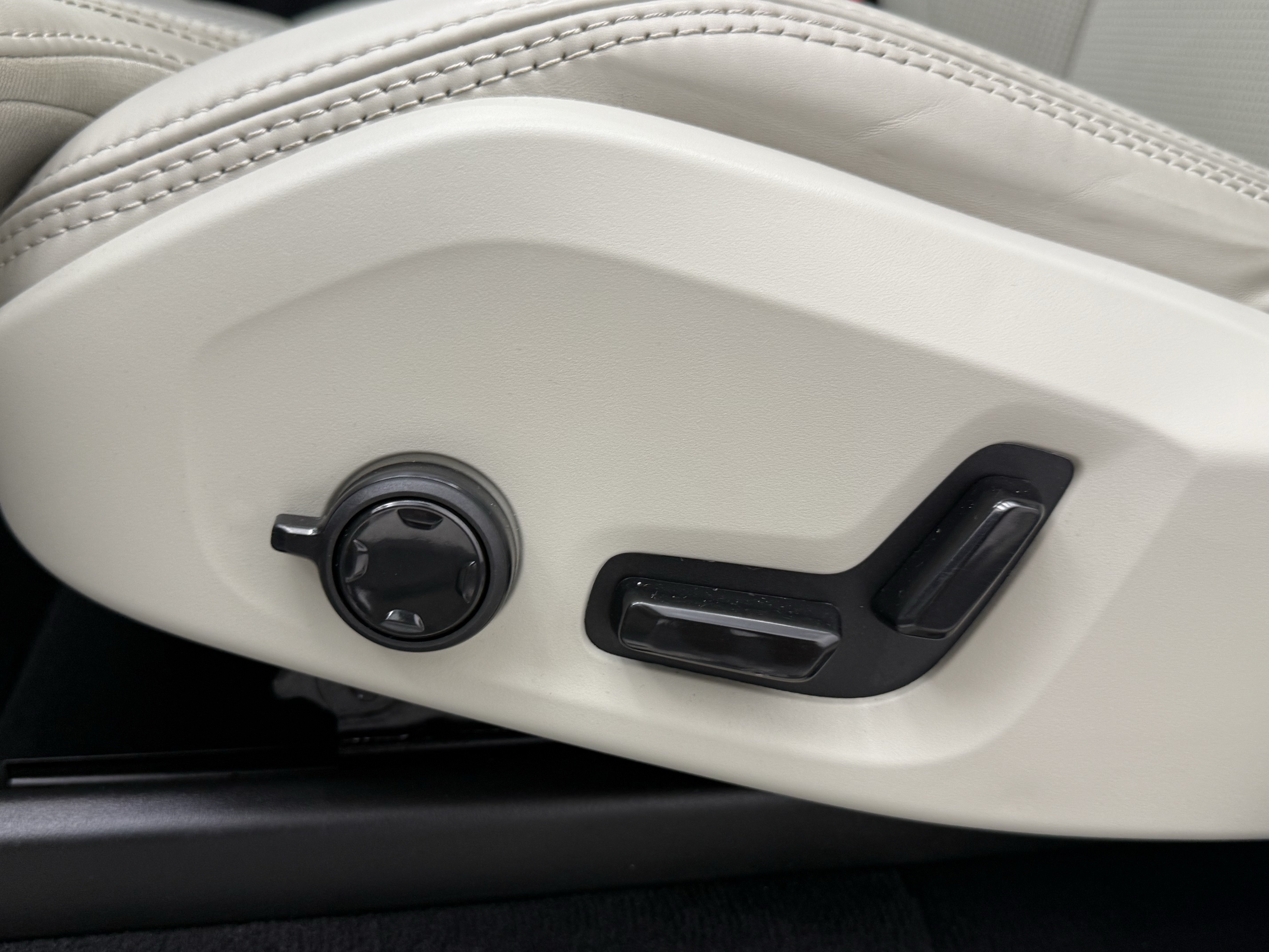 Certified 2024 Volvo XC90 B6 Ultimate w/ Protection Package Premier AWD/4WD image 29