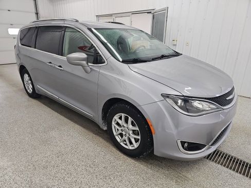 Used 2020 Chrysler Pacifica Touring-L image 6