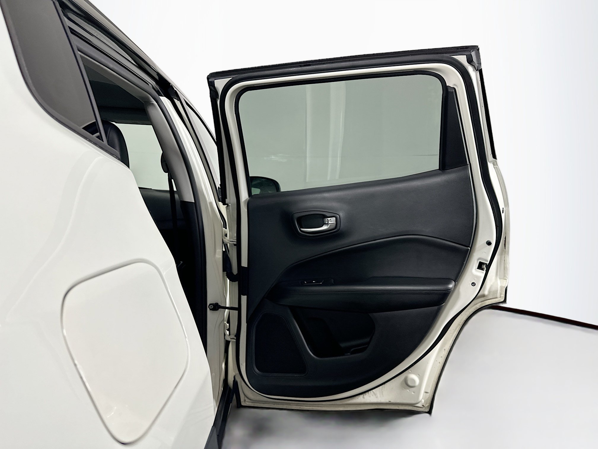Used 2020 Jeep Compass Latitude FWD image 30