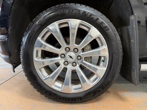 Used 2020 Chevrolet Silverado 1500 High Country w/ Technology Package AWD/4WD image 8